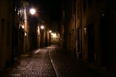 Le sujet du lendemain était Y, ça passait. En rentrant, dans la rue, il n'y avait que toi et un passant juste derrière, il fait noir.