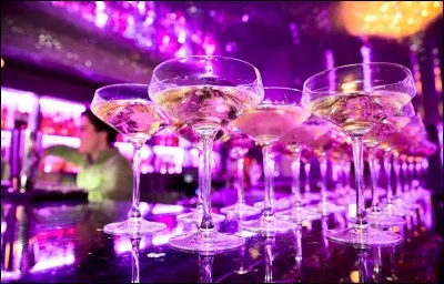 Puis, vous allez à une soirée entre potes pour fêter la fin des examens. Tout le monde se bourre. Tu ne peux pas trop boire, on te propose un verre.