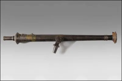 Et quelle est la dernière lettre du nom de cette arme-ci ?