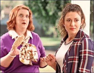 Qui est celle qui a une chemise à carreaux ?