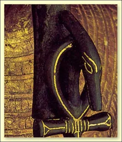 Quel est ce sceptre de la puissance divine, transmis à pharaon par les dieux comme insigne de son pouvoir ?