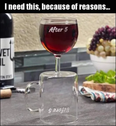 Cette création astucieuse serait tout à fait utile, un côté verre à vin, un côté verre à eau, les deux ne pouvant être utilisés en même temps. A qui l'offrir ?