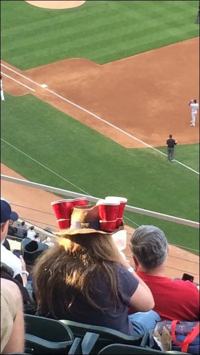 Les créateurs de gadgets sont incroyables, tout comme les directeurs de marketing qui feraient n'importe quoi pour vendre toujours plus. Bien sûr, ce chapeau est porté... ?