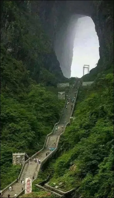Ce lieu étonnant et magnifique se situe en Chine, et porte un nom symbolique. A votre avis, lequel ?