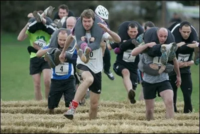Voici une course d'obstacles bien particulière, car ces coureurs portent sur leur dos, d'une façon spéciale, qui donc... ?
