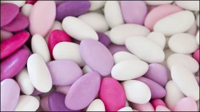 Sucrerie composée d'une amande enrobée de sucre durci, lisse, blanc ou coloré, la dragée est une spécialité de la ville de Verdun.