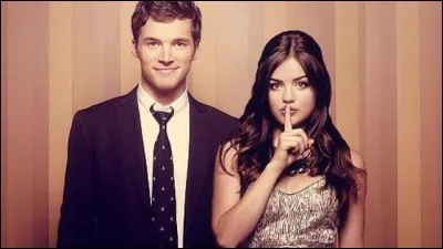 Aria Montgomery et Ezra Fitz sont des personnages de la série "Gossip Girl".