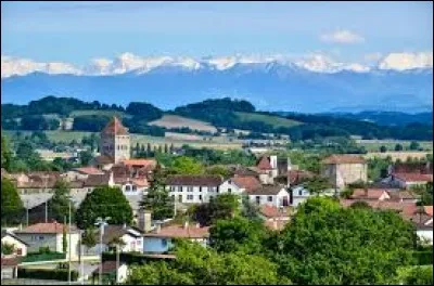 Je vous propose de prendre la direction de la Nouvelle-Aquitaine et de Sauveterre-de-Béarn. Petite cité médiévale construite sur un escarpement rocheux, elle se situe dans le département ...