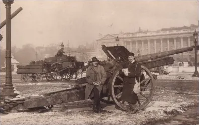 En moyenne, combien y a-t-il eu de pertes mensuelles, tués, blessés et disparus confondus lors de la bataille de Verdun ?