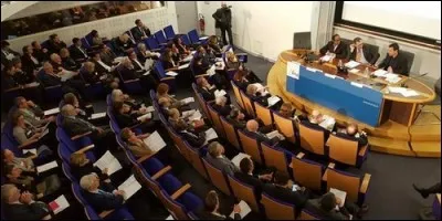 Comment appelle-t-on quelqu'un qui a fait l'E.N.A. ?