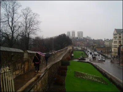 Cette ville du nord de l'Angleterre possède des remparts d'origine romaine. Les remparts actuels, datant du XIVe siècle encerclent le centre-ville médiéval. De quelle ville s'agit-il ?