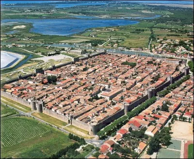Cette petite ville a été créée par Saint-Louis comme port d'embarquement pour les Croisades; les remparts bien conservés ont été construits au XIIIe siècle. Quelle est cette ville ?