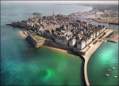 Les remparts de cette "cité corsaire" située sur les côtes bretonnes sont battus par la mer. De quelle ville s'agit-il ?