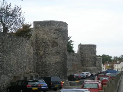 Cette ville anglaise, dans le Kent, célèbre pour sa cathédrale gothique, conserve une partie de son enceinte de remparts. De quelle ville s'agit-il ?