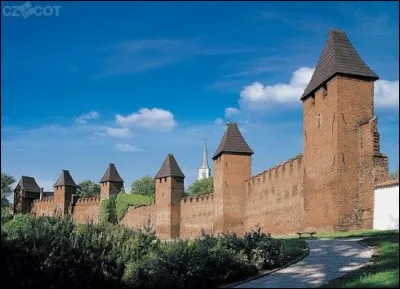 Cette petite ville de Bohème, arrosée par l'Elbe, a été créée au 13e siècle et devenue rapidement l'une des villes stratégiques destinées à protéger l'accès à Prague. Elle conserve une partie de ses remparts du XIVe siècle. Quelle est cette ville ?