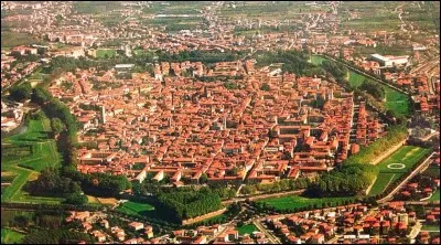 Cette ville italienne, en Toscane, est entourée de fortifications du XVIe siècle, avec 12 courtines et 11 bastions, conçues pour résister à l'artillerie. Quelle est cette ville ?