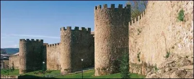 Cette ville espagnole, en Estrémadure, est entourée de remparts d'origine romaine et élevés pour l'essentiel entre le XIe et le XVe. Quelle est cette ville ?