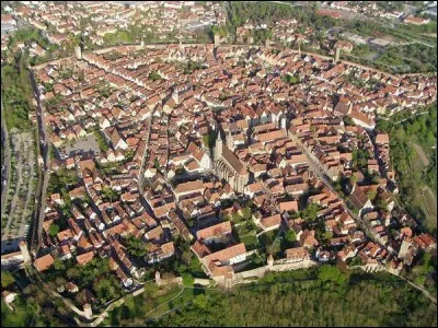 Cette petite ville allemande, en Bavière aux confins du Bade-Wurtemberg, possède toute son enceinte fortifiée des XIVe et XVe siècles avec 42 tours. Quelle est cette ville ?