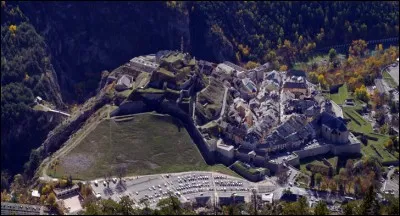 Les fortifications de cette ville, réalisées en grande partie selon les principes de Vauban, témoignent de sa fonction stratégique sur la frontière des Alpes. De quelle ville s'agit-il ?