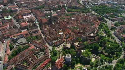 Cette grande ville allemande possède des fortifications du XVe siècle, restées presque intactes, avec quatre grosses tours. Quelle est cette ville ?