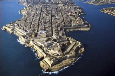 Bâtie au XVIe siècle par les chevaliers hospitaliers, c'est une véritable forteresse au cour de la Méditerranée. Quelle est cette ville ?