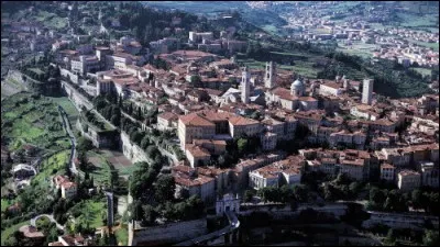 La « ville haute » (« la città alta ») est une cité médiévale ceinte de remparts datant de la domination vénitienne, construite à partir de 1561 pour faire de cette cité une citadelle imprenable. Quelle est cette ville italienne de Lombardie ?