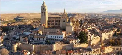 Cette ville espagnole, perchée à 1000 m d'altitude en Castille, est d'une grande richesse architecturale. Ses murailles et l'Alcázar témoignent de son rôle de place forte. De quelle ville s'agit-il ?
