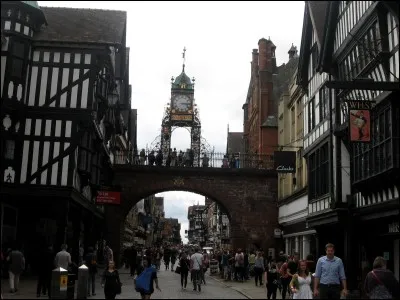 Cette ville anglaise a son origine dans un camp romain; sa proximité avec la frontière galloise a entretenu son rôle défensif pendant des siècles. La muraille actuelle encercle les limites de la ville médiévale. De quelle ville s'agit-il ?