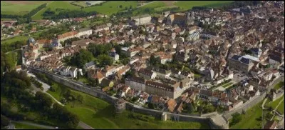 Perchée sur sa colline dominant la Marne naissante, cette ville occupe un site défensif depuis l'antiquité. Ses remparts, remaniés au cours des siècles, couvrent 3,6 km, avec sept tours fortifiées, six portes et la porte gallo-romaine. Quelle est cette ville?