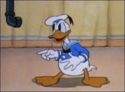Donald Duck est vêtu en marin, parce que le canard est un animal vivant dans l'eau. Mais est-il plus vieux ou moins vieux que Mickey la souris ?