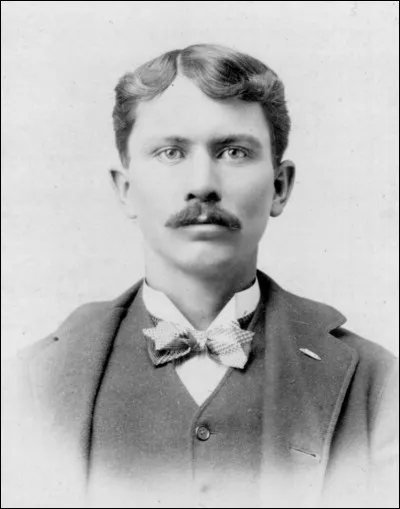 Lui c'est le typique chasseur de primes qui tue de sang-froid. Pas étonnant qu'il se soit associé à l'agence Pinkerton jusqu'à qu'on lui trouve trop de sang sur les mains. Il continua carrière comme tueur à gages.
C'est lui qu'incarnait Steve Mcqueen dans ''Au nom de la loi''.