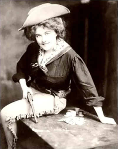 À 10 ans elle dansait dans les bars et à 14, elle dansait et tirait adroitement du fusil.
Même si c'est surtout grâce aux cartes qu'elle fit sa renommée, elle pouvait tout faire dans un saloon avec son maniement habile des armes, ses danses et ses déguisements.