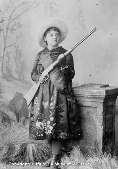 Un parcours similaire à celui d'Annie Oakley : c'est donc son adresse au tir qui l'a fit remarquer à l'âge de 7 ans. À 10, elle participait déjà à des concours et à 15, elle suivait le cirque de Buffalo Bill.
Oakley et Smith s'exécutèrent alors devant la reine Victoria en 1887.