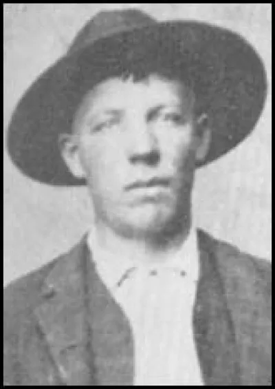 Il grandit les armes à la main. Pendant la guerre, il entre dans les "Bushwackers''. En 1863, il participe au massacre de Lawrence, les Confédérés tuent 150 personnes.
C'est l'amant de Belle Starr, la célèbre hors-la-loi . Allié des James, un train leur rapporte 22,000$. Après une banque, ils sont poursuivis par cent justiciers : atteint de 11 balles, il survit à la prison et écrit ses mémoires.