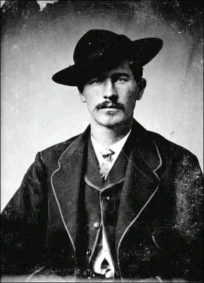 L'homme de loi le plus légendaire.
Un célèbre affrontement eut lieu en 1881 à O.K Corral entre lui avec ses frères Morgan, Virgil et leur ami Doc Holliday contre des bandits.
Trois bandits ont été tués et à part lui, tous ont été blessés. À leur tour, les bandits ont riposté, tuant Morgan.
Avec Holliday, il a monté une équipe de tireurs pour aller tuer d'autres pauvres victimes.