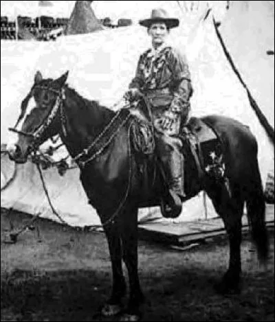 Elle apprend tôt à monter à cheval, même à dresser les plus têtus. 1868, elle rejoint le général Custer en qualité de scout (éclaireur). Elle se bat contre les Amérindiens et porte des habits d'hommes et est très habile au tir. 
Pendant une bataille contre les Amérindiens, elle sauve la vie de son capitaine. 
Elle va sérieusement s'amouracher du beau Wild Bill Hickok.