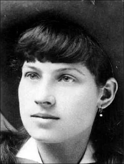 C'est son tir qui l'a fait découvrir : en effet, quand elle vendait son gibier aux restaurants, les cuisiniers avaient remarqué qu'elle visait toujours la tête, épargnant les repas de ses plombs. Elle chasse dès l'âge de 9 ans pour nourrir sa famille, sa mère étant veuve.
À 16 ans, elle gagne un concours de tir à Cincinnati puis elle rejoint le Buffalo Bill Wild West Show : ses tirs sont célèbres.