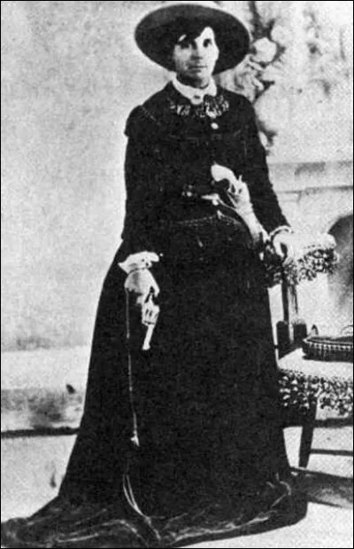 Elle servait d'agent dans les troupes confédérées en indiquant les positions des Bleus : avec Younger et les frères James ! Après la guerre, poursuivis par les autorités, ils se réfugient ensemble. Elle suit les bandits et participe à leurs vols. 
La légende conte qu'elle habite les saloons, boit et joue au poker puis descend la rue, en tirant du révolver.
Elle a été tirée dans le dos, à cheval.