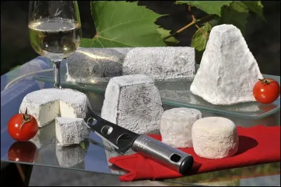 Selon la légende, lequel des deux fromages de chèvre berrichons de forme pyramidale fut tronqué par Talleyrand pour les offrir à Napoléon ?