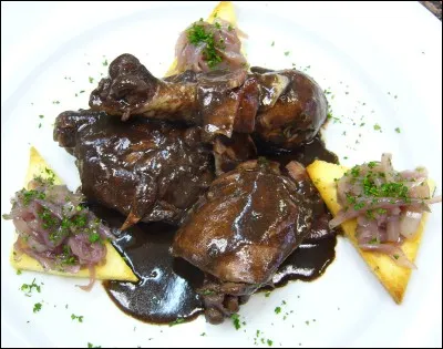 Comment se nomme la spécialité berrichonne aigre douce du poulet façon coq au vin ?