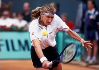 G comme Graf. Steffi Graf a remporté de tournois du grand schlem ; quand a-t-elle été numéro 1 du tennis féminin mondial ?