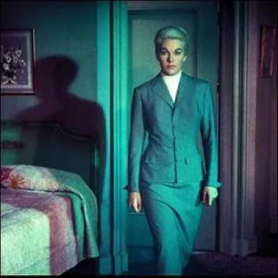 Devenu détective privé, Scottie souffre d'une peur pathologique du vide, arrivera-t-il à sauver Madeleine ? Il s'agit de ...