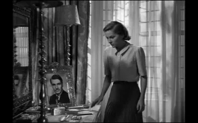 Le richissime et séduisant veuf Maxim de Winter croise le chemin d'une jeune domestique qu'il ne tarde pas à séduire, mais le souvenir de sa défunte femme semble hanter le château...Il s'agit de ...