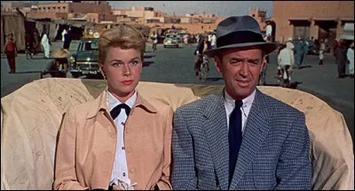 En vacances au Maroc avec sa femme et son fils, le Dr McKenna fait la connaissance d'un Français qui sera assassiné sous leurs yeux, quelques jours plus tard, leur fils est enlevé...Il s'agit de ...