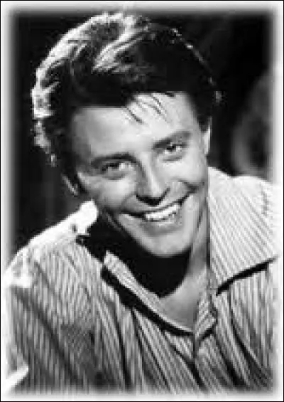 Novembre 1959 : Dans les habits de quel personnage incarné par Gérard Philipe l'acteur a-t-il été inhumé ?