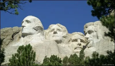Quel président n'a jamais été sculpté sur le mont Rushmore ?