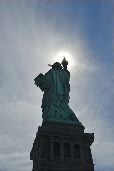 Sur la statue de la Liberté, par quoi sont symbolisés les sept mers et continents ?