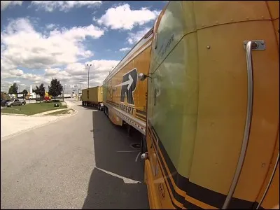 Les trains routiers sont des camions tirant des remorques.