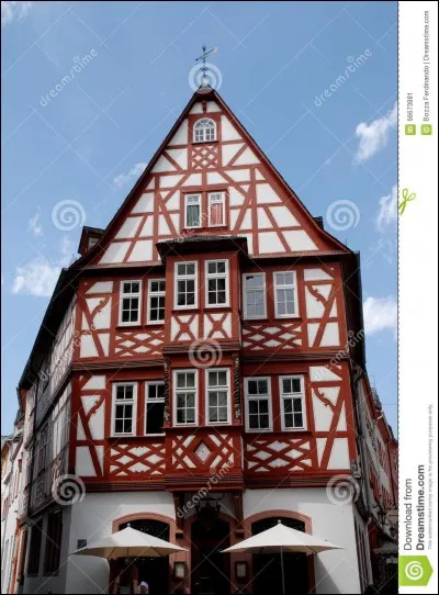 Vous vous rendez dans un restaurant et vous buvez beaucoup. Vous avez tout à coup une envie urgente. Comment direz-vous : "Les toilettes, s'il vous plaît" ?