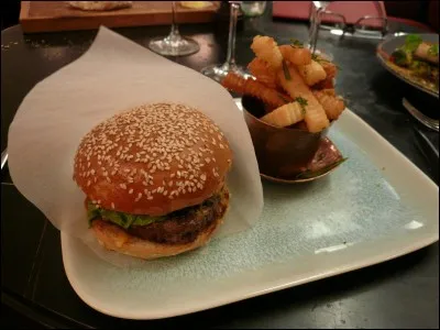 Vous retournez au resto (vous aviez faim ce soir-là) mais vous n'arrivez pas à choisir. Chaque hamburger est numéroté (burger 1, burger 2 etc...) Vous voyez quelqu'un manger un burger et il a l'air très bon. Vous lui demandez quel burger il mange. Il est sensé vous répondre :